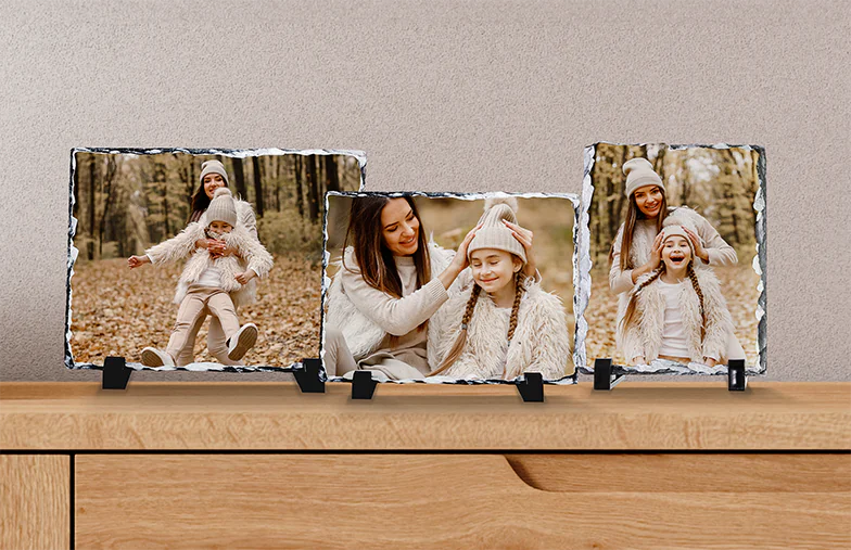 Ardesia Fotografica in Pietra|Ardesia in pietra con foto di famiglia|vista laterale dell'ardesia in pietra con bambino, mamma e papà|due giovani stampati su una pietra|Regalo personalizzato Pietra con immagine stampata