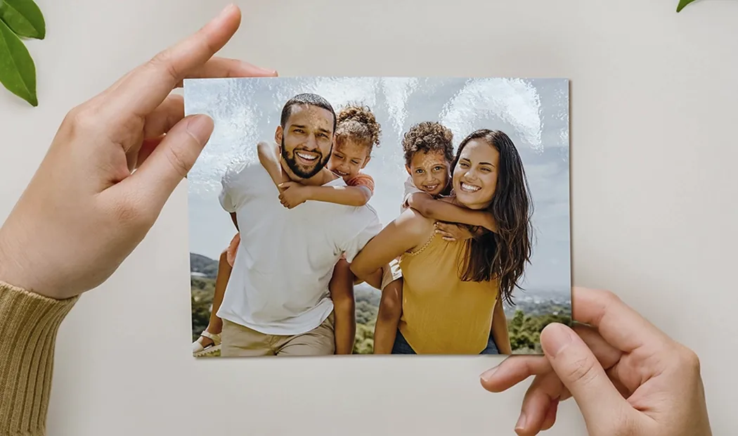 Pila di stampe fotografiche personalizzate dal servizio di stampa fotografica online di Printerpix