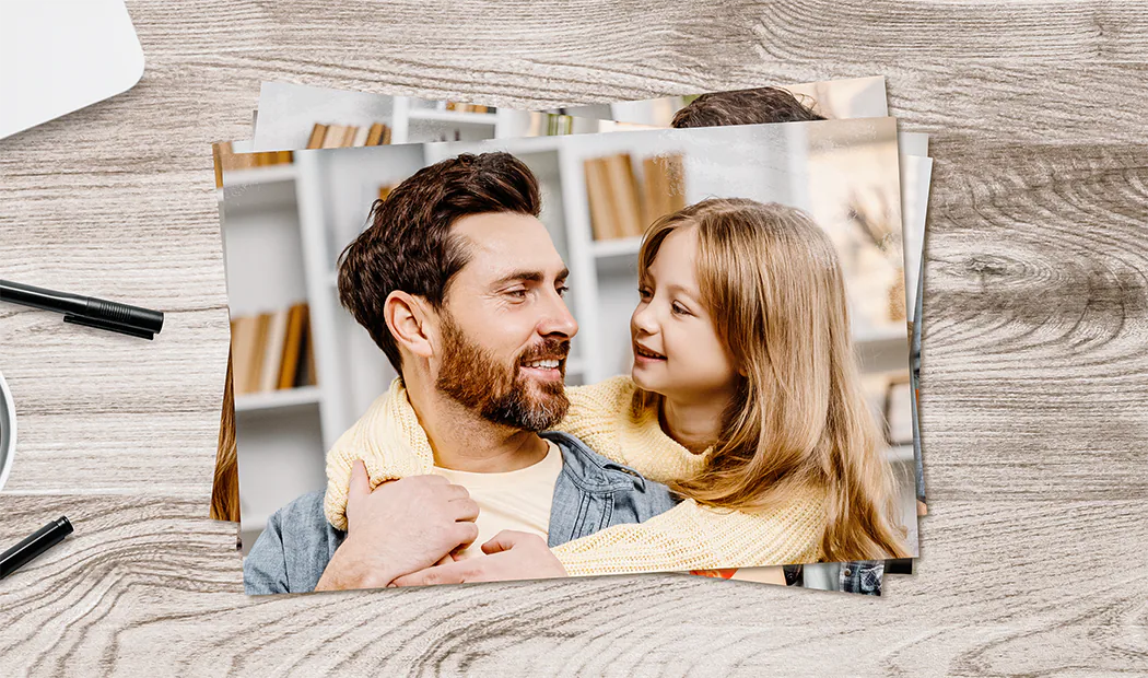 Stampa di foto da Printerpix|Pila di stampe fotografiche personalizzate dal servizio di stampa fotografica online di Printerpix|Stampe fotografiche piccole, medie e grandi sul tavolo dal telefono cellulare|Stampe fotografiche|Mani che tengono una stampa fotografica di tre bambini in vacanza|Gamma di dimensioni di stampe fotografiche online di foto scattate da telefono cellulare della famiglia