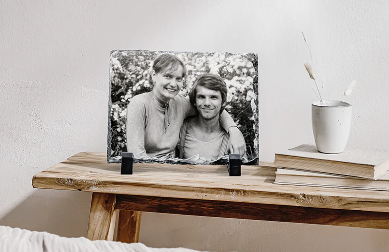 Ardesia Fotografica in Pietra|Ardesia in pietra con foto di famiglia|vista laterale dell'ardesia in pietra con bambino, mamma e papà|due giovani stampati su una pietra|Regalo personalizzato Pietra con immagine stampata