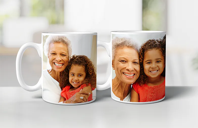 Tazze Foto Personalizzate da Printerpix|Mamma e bambino che tengono una tazza personalizzata con design a cartone animato di Printerpix con testo per papà|Tazza foto personalizzata con immagine di bambino che gattona indossando una tutina da animale|Mamma e figlia che tengono tazze foto personalizzate con foto di famiglia|Coppia che si bacia con tazze personalizzate con testo|Tazza foto personalizzata con la tua foto di un cane