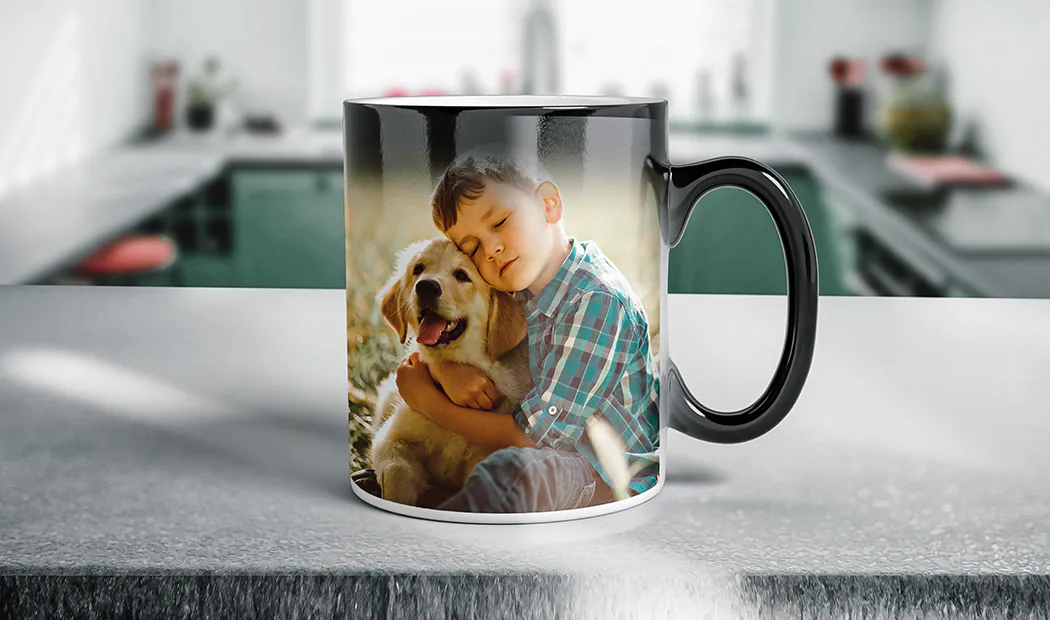 Tazza magica personalizzata di Printerpix che cambia con il calore e rivela la foto di un bambino|Tazza magica personalizzata: Ragazzo che abbraccia un golden retriever, rivelata con il calore.|Tazze magiche personalizzate: rivela la tua foto con il calore! Tre tazze, una mostra un bambino carino.|Tazza magica personalizzata: Design di Babbo Natale ad alta definizione rivelato con bevande calde. Completamente personalizzabile, ceramica di alta qualità.|Tazza magica personalizzata con una foto vivace; un'idea regalo unica.|Tazza magica personalizzata; bevanda calda rivela una foto adorabile di un bambino. Regalo unico!