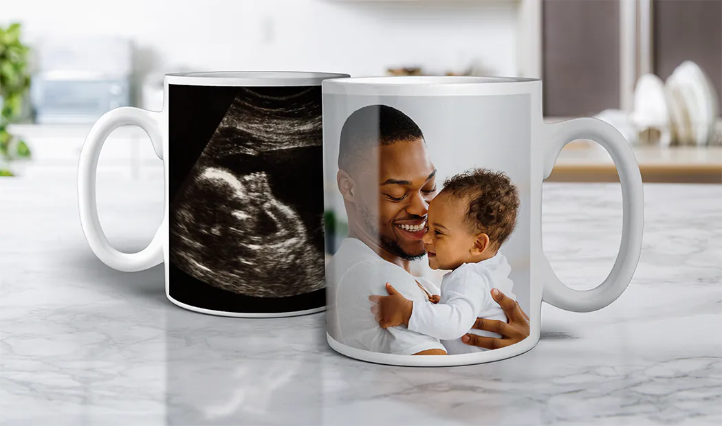 Mamma e bambino che tengono una tazza personalizzata con design a cartone animato di Printerpix con testo per papà