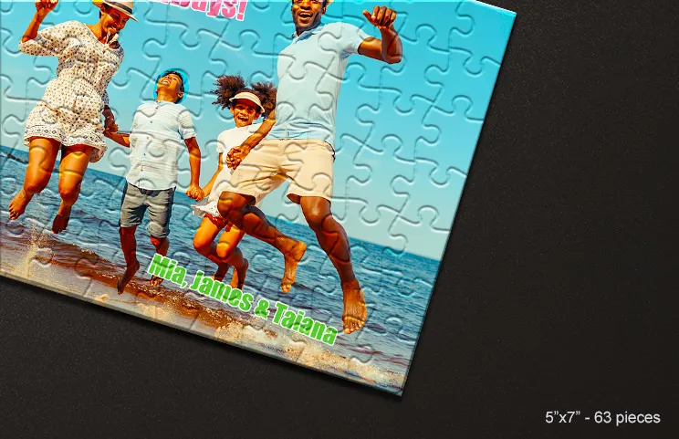 Puzzle di cartone della famiglia sul tavolo