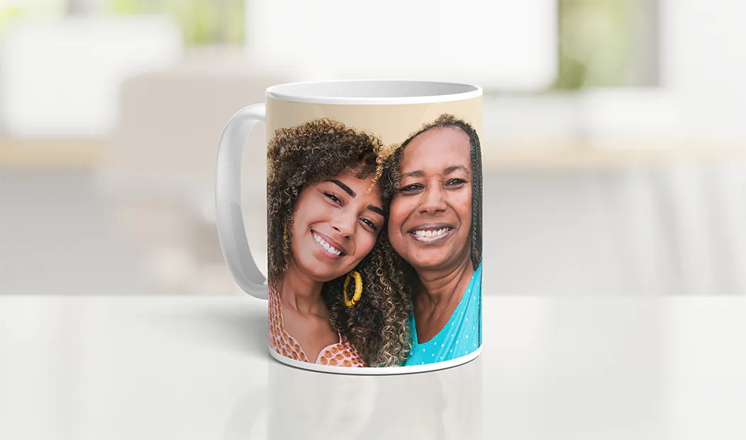 Tazze Foto Personalizzate da Printerpix|Mamma e bambino che tengono una tazza personalizzata con design a cartone animato di Printerpix con testo per papà|Tazza foto personalizzata con immagine di bambino che gattona indossando una tutina da animale|Mamma e figlia che tengono tazze foto personalizzate con foto di famiglia|Coppia che si bacia con tazze personalizzate con testo|Tazza foto personalizzata con la tua foto di un cane