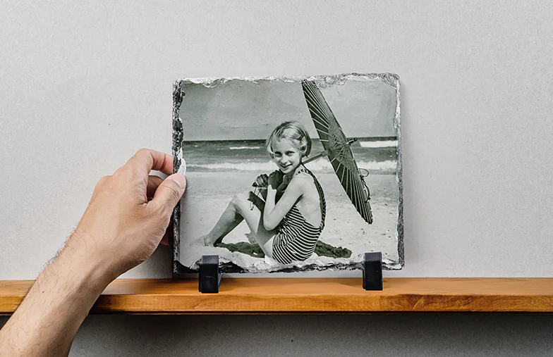 Ardesia Fotografica in Pietra|Ardesia in pietra con foto di famiglia|vista laterale dell'ardesia in pietra con bambino, mamma e papà|due giovani stampati su una pietra|Regalo personalizzato Pietra con immagine stampata