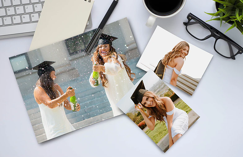 Pila di stampe fotografiche personalizzate dal servizio di stampa fotografica online di Printerpix
