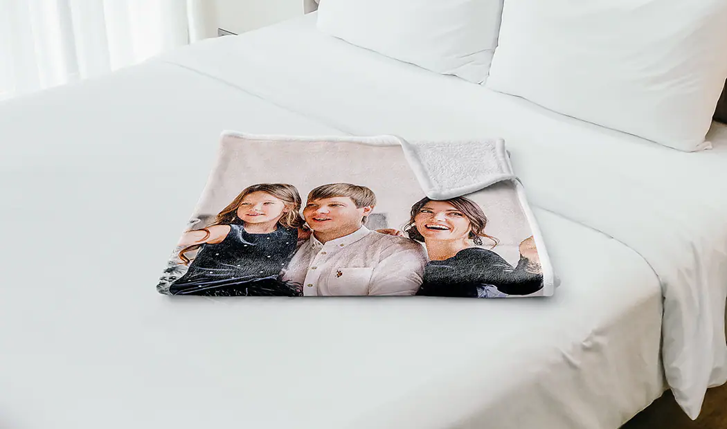 Coperta Fotografica Mink Touch di Printerpix|Coperte Fotografiche - Regali di Natale|Grande coperta fotografica su letto matrimoniale con foto di ragazza|Immagine della coperta fotografica con confronto delle dimensioni|Immagine collage in bianco e nero della coperta fotografica