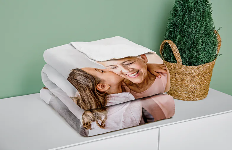 Coperta Fotografica Tocco di Vison di Printerpix|Coperte Fotografiche|Grande coperta fotografica su letto matrimoniale con foto di ragazza|Immagine della coperta fotografica con confronto delle dimensioni|Immagine collage in bianco e nero della coperta fotografica