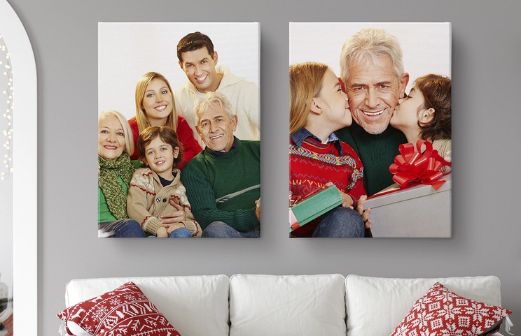 Stampe su tela personalizzate da Printerpix|Tela con più ritratti|dimensioni delle stampe su tela|Giovane donna che posiziona una tela fotografica personalizzata di Printerpix con foto di bambino e cane sulla parete|camera da letto con stampa su tela personalizzata di una giovane ragazza e un cane|Collage fotografico di otto stampe su tela personalizzate di foto di famiglia e scene di vacanza