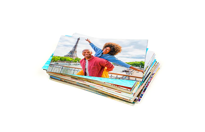 Pila di stampe fotografiche personalizzate dal servizio di stampa fotografica online di Printerpix