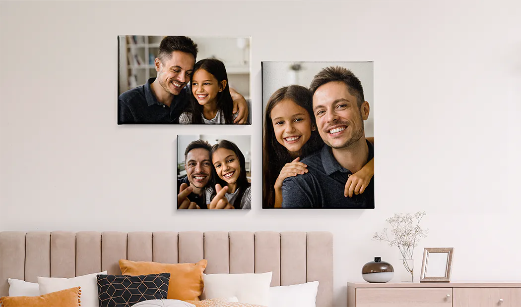 Stampe su tela personalizzate da Printerpix|Stampa su tela collage di due amiche felici|dimensioni delle stampe su tela|madre che bacia affettuosamente il suo piccolo figlio su una stampa su tela|parete della galleria di stampe su tela|Stampa su tela di una coppia che si gode la vacanza