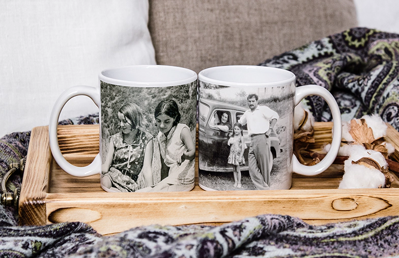Tazze Foto Personalizzate da Printerpix|Mamma e bambino che tengono una tazza personalizzata con design a cartone animato di Printerpix con testo per papà|Tazza foto personalizzata con immagine di bambino che gattona indossando una tutina da animale|Mamma e figlia che tengono tazze foto personalizzate con foto di famiglia|Coppia che si bacia con tazze personalizzate con testo|Tazza foto personalizzata con la tua foto di un cane|||||