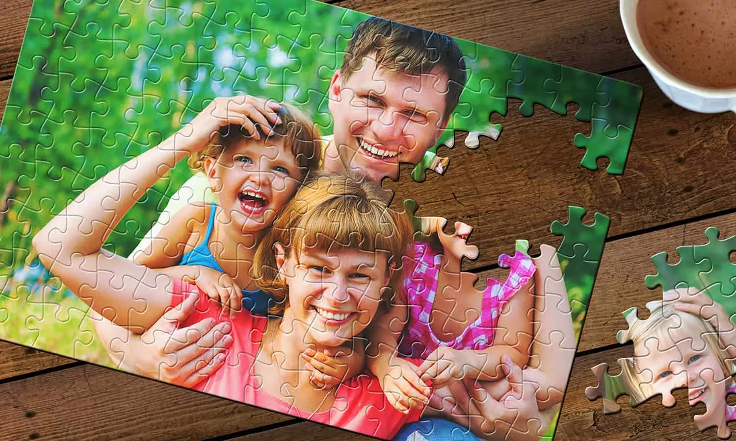 Primo piano di puzzle personalizzato in cartone con foto di famiglia