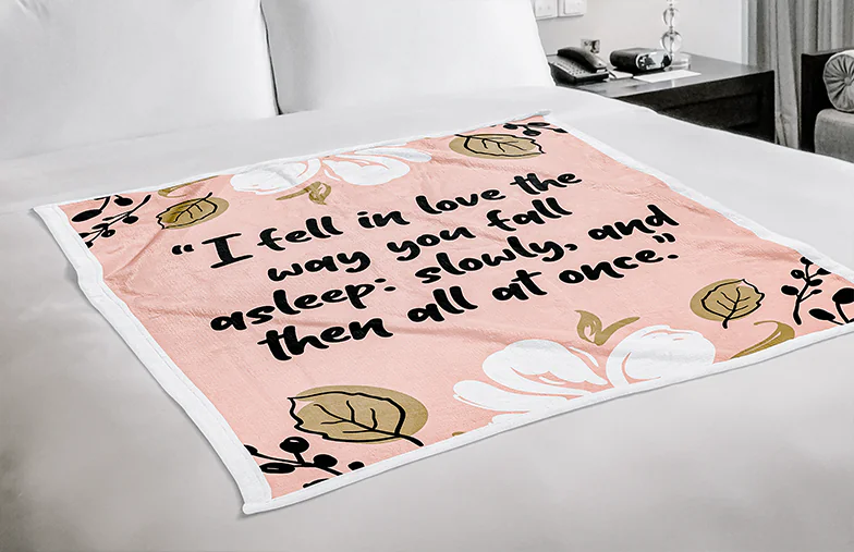 Coperta Fotografica Tocco di Vison di Printerpix|Coperte Fotografiche|Grande coperta fotografica su letto matrimoniale con foto di ragazza|Immagine della coperta fotografica con confronto delle dimensioni|Immagine collage in bianco e nero della coperta fotografica