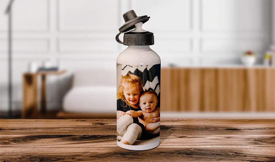 Bottiglia d'acqua personalizzata; bianca, con foto di un bambino, tappo nero a scatto. Regalo unico!