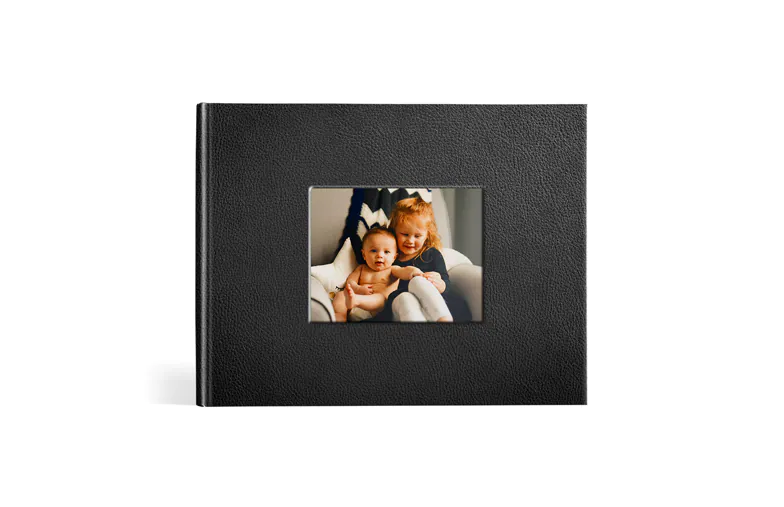 Album fotografico con copertina finestra Lorenzo di Printerpix|Album fotografico in pelle nera con finestra sulla copertina e foto di mamma e figlia||Album fotografico in pelle beige con copertina finestra e foto del bambino|||||||