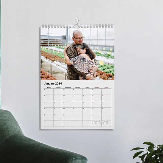 Calendario fotografico 2020 personalizzato da appendere al muro di Printerpix|Calendari da parete personalizzati A3 e A4|Donna che scrive su calendario da parete A4 personalizzato da printerpix con foto a tema natalizio|Calendario da parete 2020 A3 appeso con design fotografico personalizzato da printerpix|Coppia romantica in soggiorno con calendario da parete 2020 personalizzato con foto di proposta|Foto di cani su calendario fotografico con design personalizzato appeso al muro