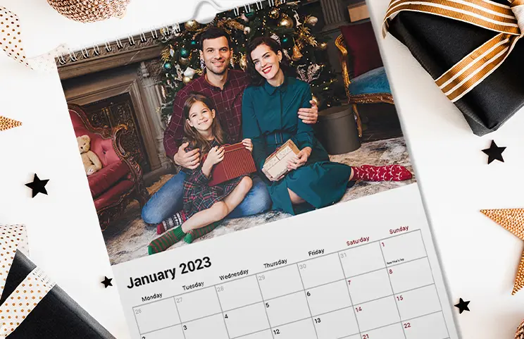 Foto della fidanzata su calendario da parete personalizzato appeso in soggiorno