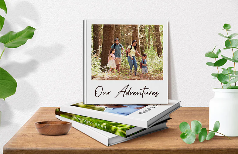 Libri fotografici personalizzati con copertina rigida di Printerpix|Album fotografico personalizzato di Printerpix con copertina rigida e grandi foto di una coppia anziana|Album fotografico personalizzato con immagini romantiche di una coppia e copertina fotografica|Album fotografico di famiglia con copertina stampata personalizzata e testo del nome della famiglia|Animale domestico e donna che guardano un libro fotografico di famiglia personalizzato con design personalizzato|Due persone che guardano un libro fotografico personalizzato di Printerpix con foto di matrimonio e sposa