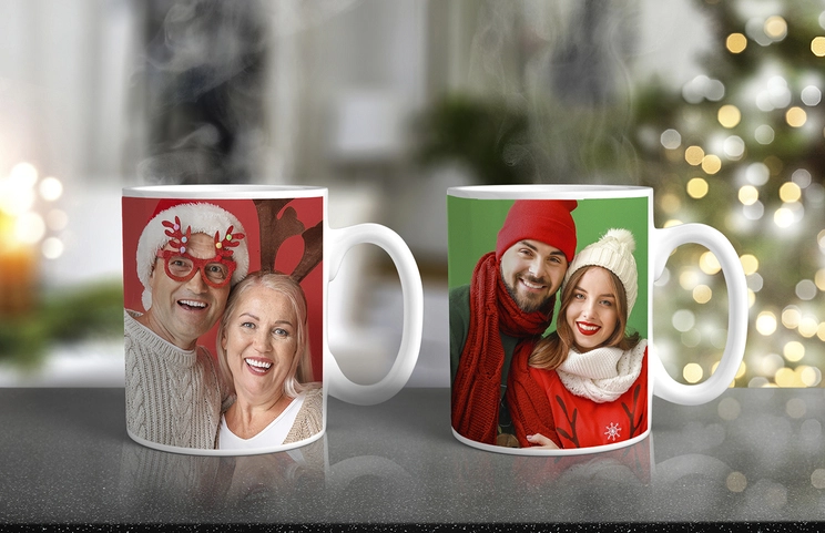 Tazze Foto Personalizzate da Printerpix|Tazze foto personalizzate - Nonna con nipote e Nonno con nipote|Tazza foto personalizzata con immagine di bambino che gattona con tutina da animale|Mamma e figlia che tengono tazze foto personalizzate con foto di famiglia|Coppia che si bacia con tazze personalizzate con testo|Tazza foto personalizzata con la tua foto di un cane
