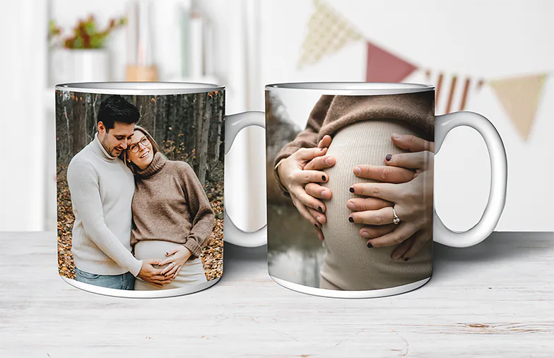 Mamma e bambino che tengono una tazza personalizzata con design a cartone animato di Printerpix con testo per papà