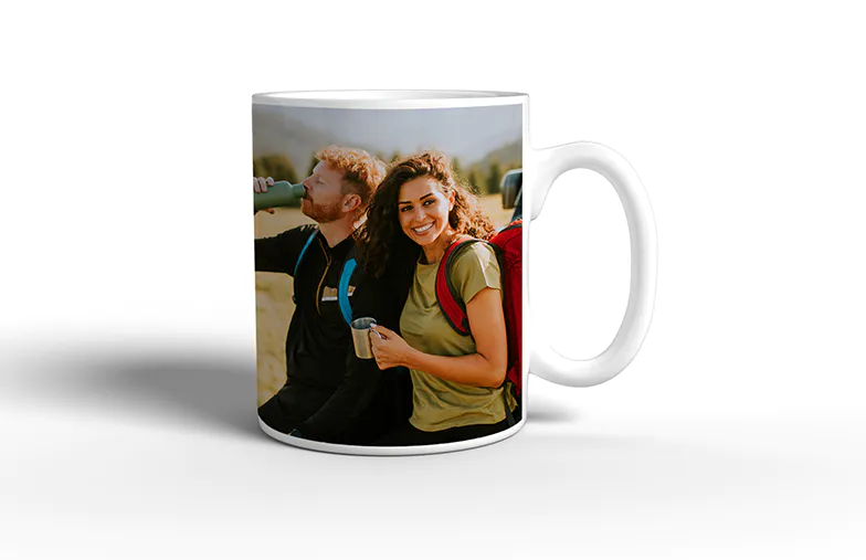 Tazze Foto Personalizzate da Printerpix|Mamma e bambino che tengono una tazza personalizzata con design a cartone animato di Printerpix con testo per papà|Tazza foto personalizzata con immagine di bambino che gattona indossando una tutina da animale|Mamma e figlia che tengono tazze foto personalizzate con foto di famiglia|Coppia che si bacia con tazze personalizzate con testo|Tazza foto personalizzata con la tua foto di un cane