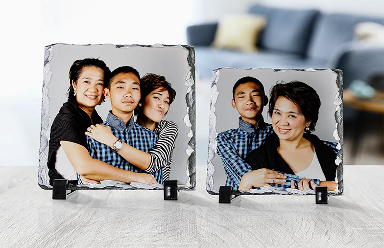 Ardesia Fotografica in Pietra|Ardesia in pietra con foto di famiglia|vista laterale dell'ardesia in pietra con bambino, mamma e papà|due giovani stampati su una pietra|Regalo personalizzato Pietra con immagine stampata