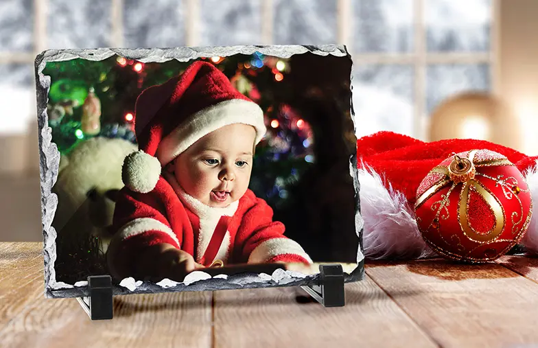 Ardesia Fotografica in Pietra|Ardesia in Pietra|vista laterale dell'ardesia in pietra con bambino e mamma e papà|due giovani stampati su una pietra|Regalo Personalizzato in Pietra con immagine stampata