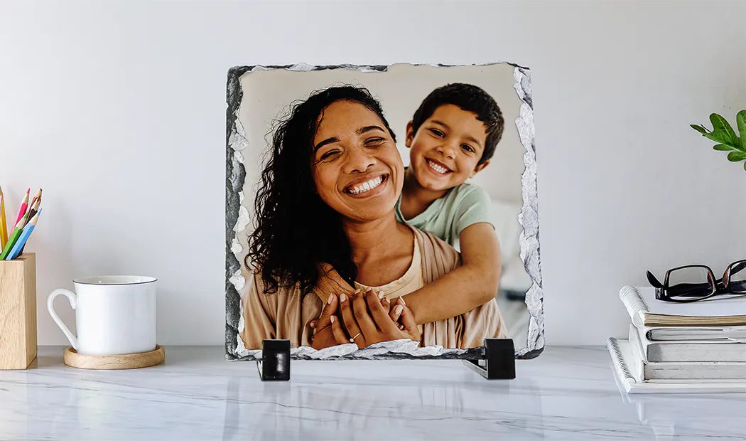 vista laterale dell'ardesia in pietra con bambino, mamma e papà