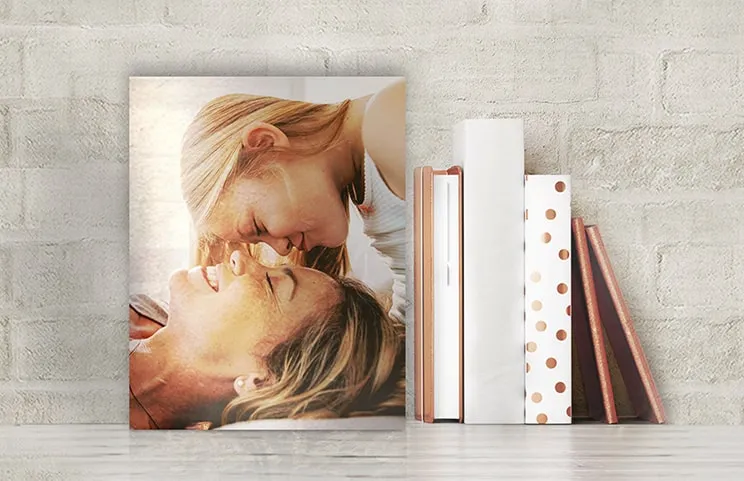 Stampa fotografica in metallo di mamma e figlia sulla libreria
