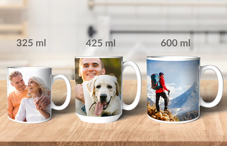 Primo piano di tazza fotografica personalizzata con un collage di foto di famiglia e testo