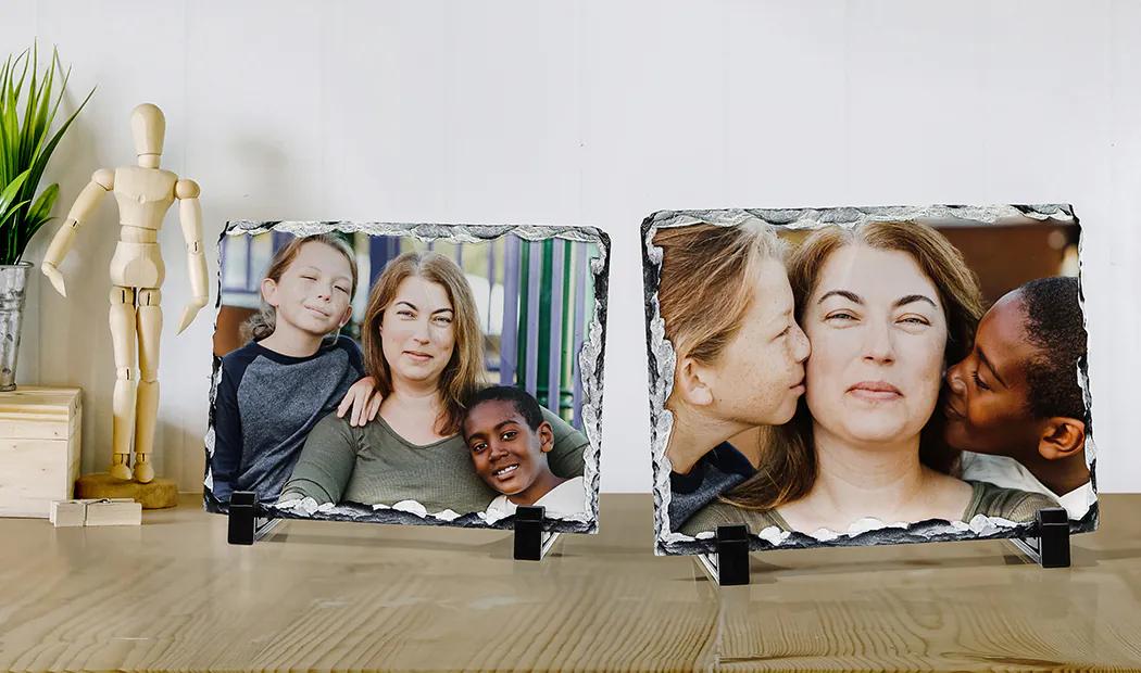 vista laterale dell'ardesia in pietra con bambino, mamma e papà