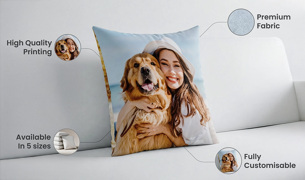 Donna felice abbraccia un cuscino personalizzato con una foto vivace di una coppia. Crea il tuo ricordo unico!