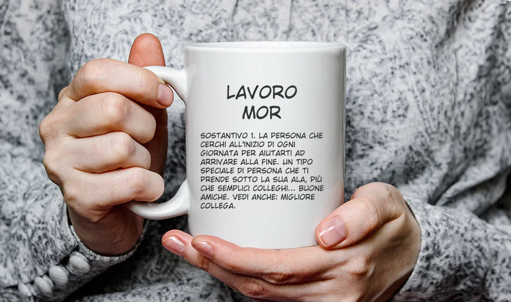 Tazza foto personalizzata con immagine di bambino che gattona indossando una tutina da animale