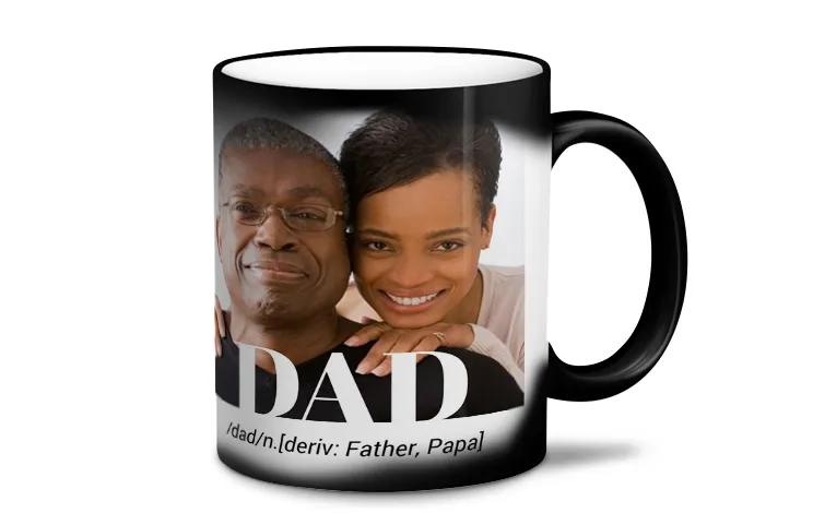 Tè dalla teiera versato nella tazza magica