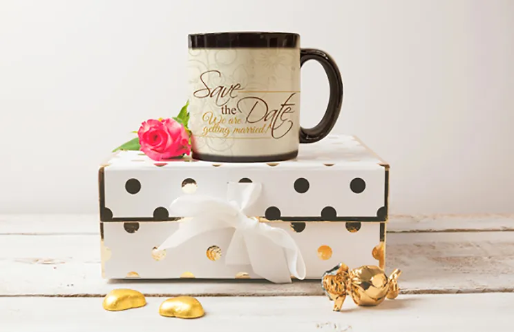 Tè dalla teiera versato nella tazza magica