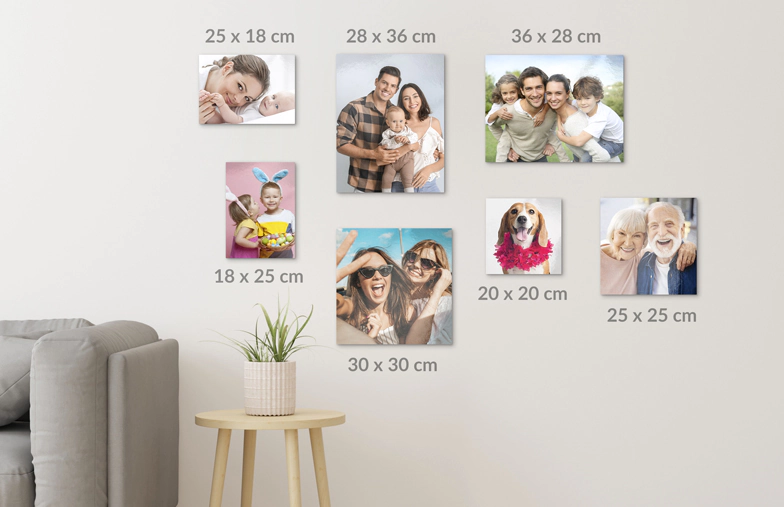 Stampe fotografiche in metallo: Varie dimensioni mostrate su una parete, che mostrano ricordi preziosi. Crea la tua oggi!