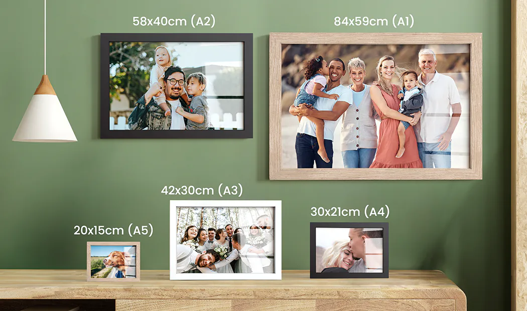 Foto di famiglia personalizzate in varie dimensioni, da piccole a extra-large, splendidamente incorniciate. Crea la tua parete galleria perfetta!