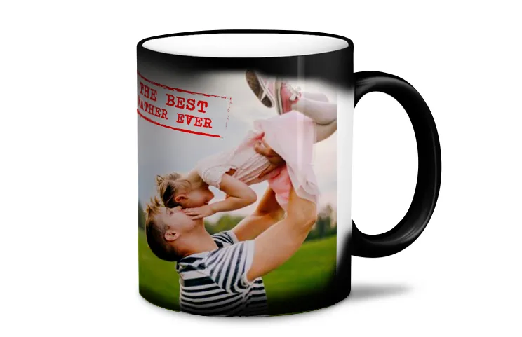 Tè dalla teiera versato nella tazza magica