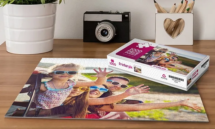 Padre e figlio che giocano con il puzzle