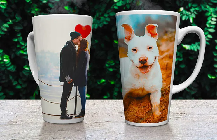 Due grandi tazze da latte bianche personalizzate con foto di coppia e cane