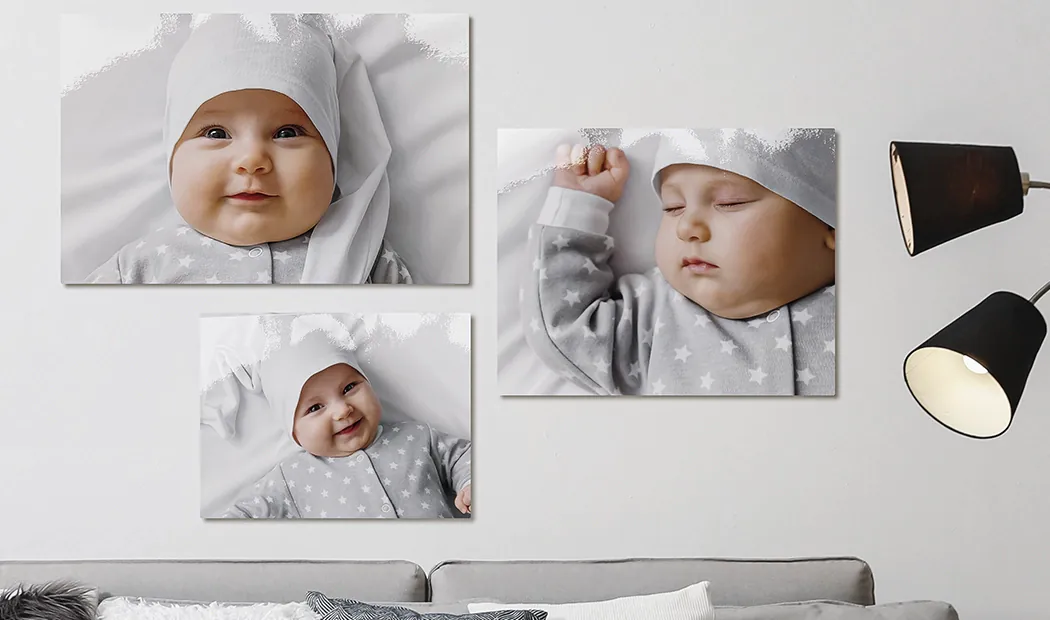 Stampe fotografiche piccole, medie e grandi sul tavolo dal telefono cellulare