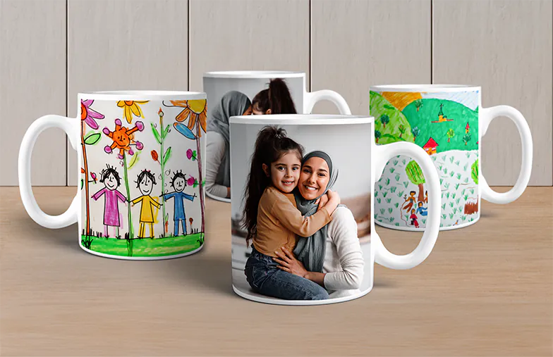 Tazza foto personalizzata con immagine di bambino che gattona indossando una tutina da animale