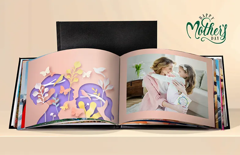 Album fotografico su misura aperto sul tavolo con collage di foto di famiglia