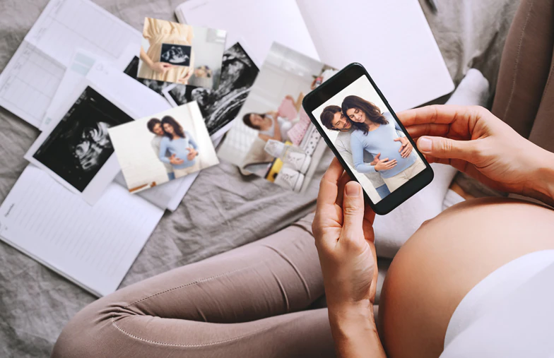 Stampe fotografiche piccole, medie e grandi sul tavolo dal telefono cellulare