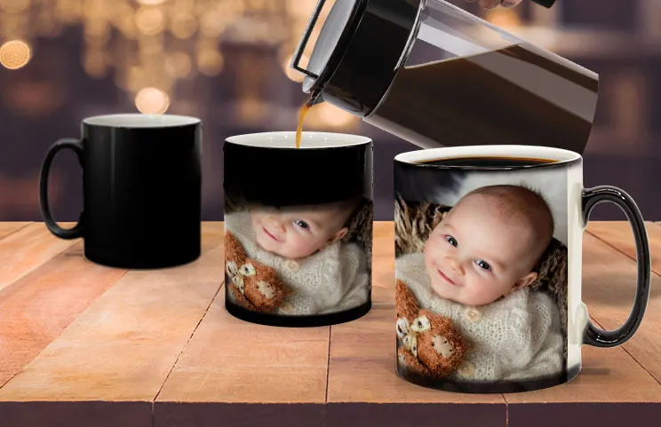 Tazze magiche personalizzate: rivela la tua foto con il calore! Tre tazze, una mostra un bambino carino.
