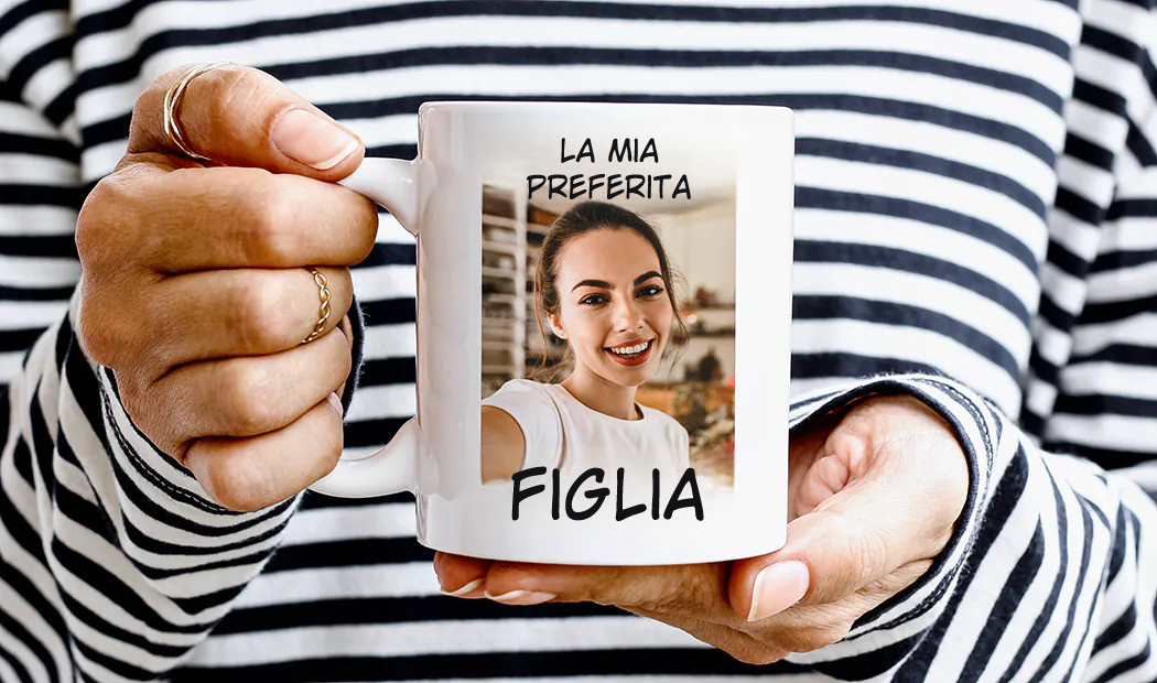 Tazza foto personalizzata con immagine di bambino che gattona indossando una tutina da animale