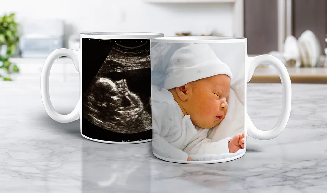 Tazza foto personalizzata con immagine di bambino che gattona indossando una tutina da animale