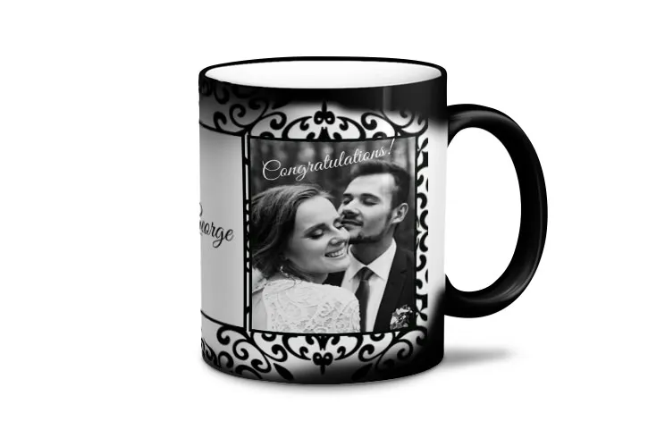 Tè dalla teiera che si versa nella tazza magica